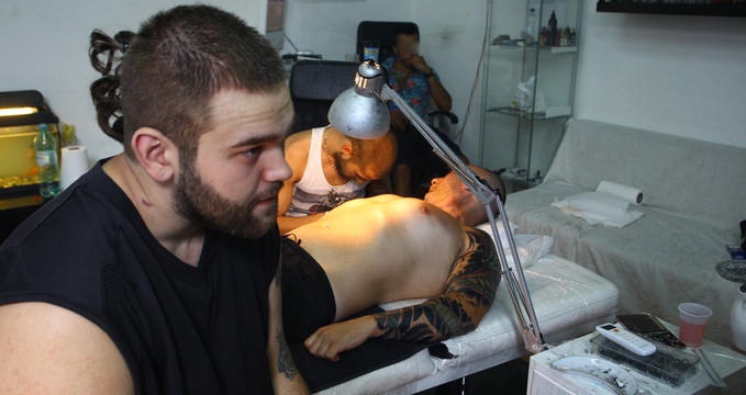 Robert ne-a povestit despre tatuajul care l-a facut pe spatele lui Nutu Camataru