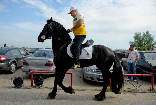 Nutu Camataru calare pe unul din caii sai