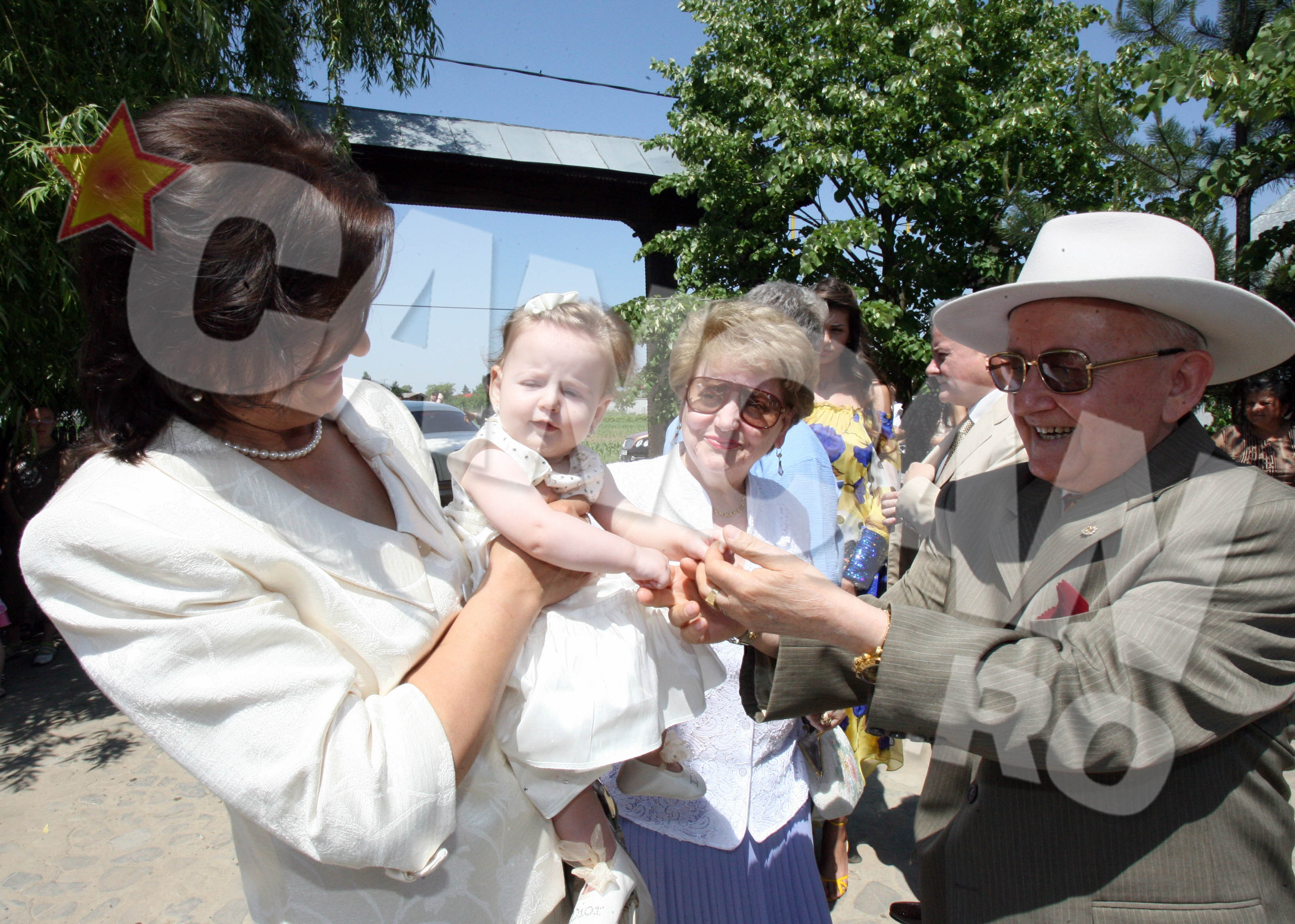 Veronica radia de fericire cand isi tinea nepotica in brate, iar la botezul Irinei a fost cea mai mandra bunica