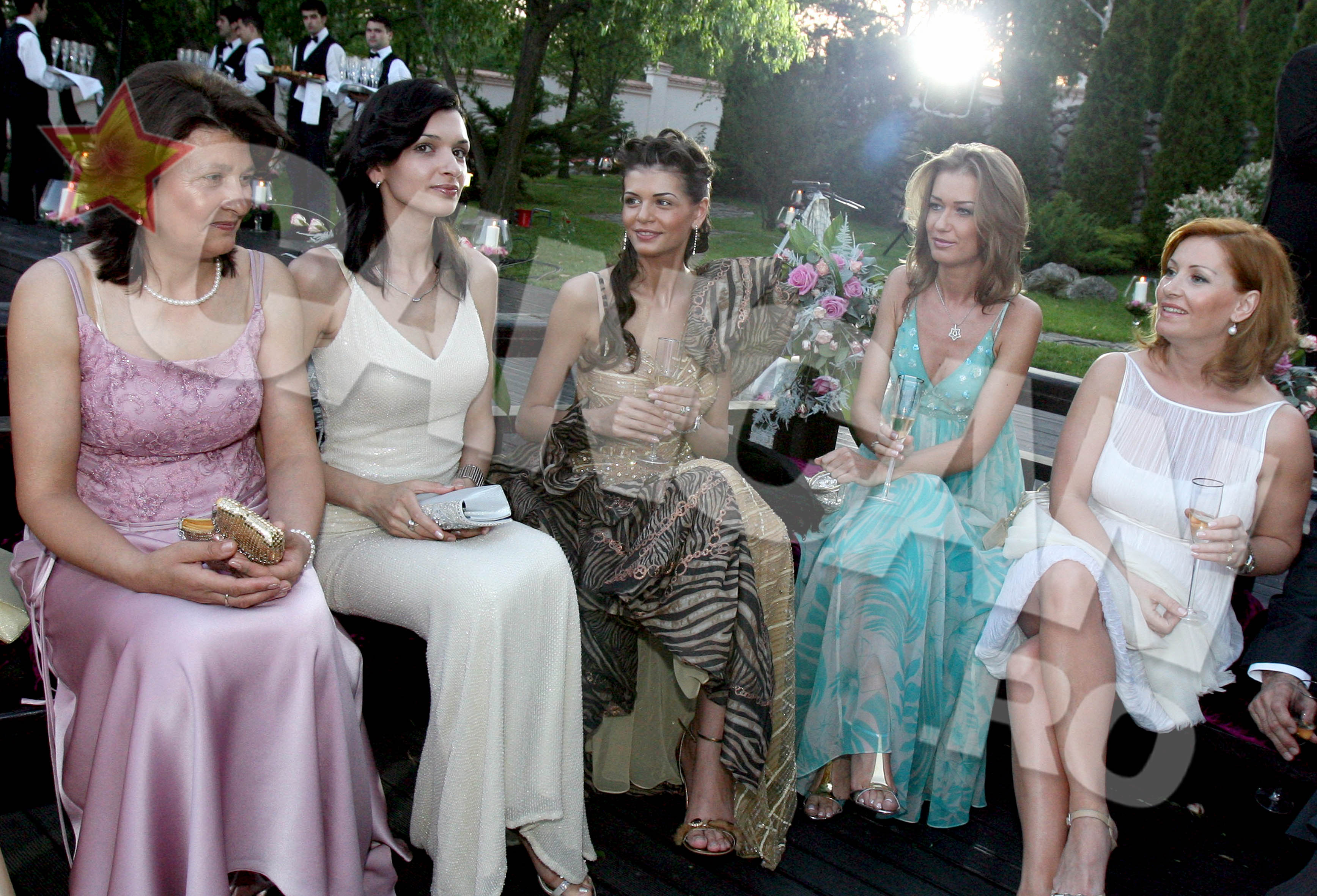 Veronica (stanga) alaturi de fiica ei cea mare, Alina (langa), si cea mijlocie, Monica (mijloc)