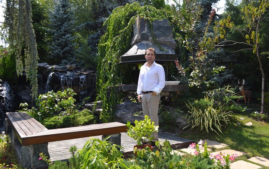 Omul de afaceri platise o adevarata avere ca sa amenajeze in curtea vilei o gradina superba (sursa foto: sportilfov.ro)