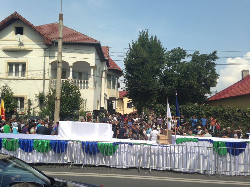 Sicriul a fost urcat pe o platforma