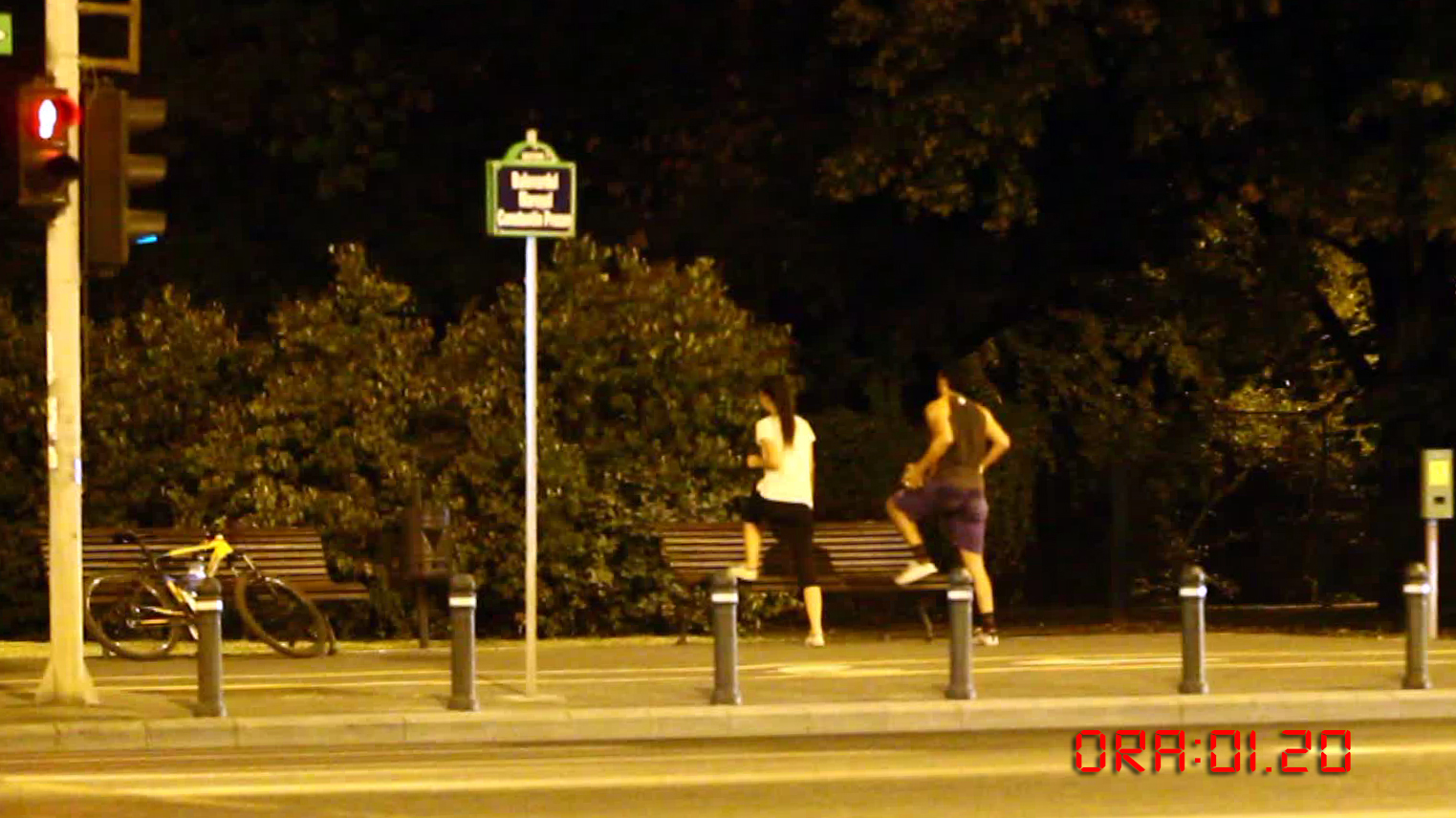 Doi tineri fac sport la ora 1.00 dimineata in Capitala