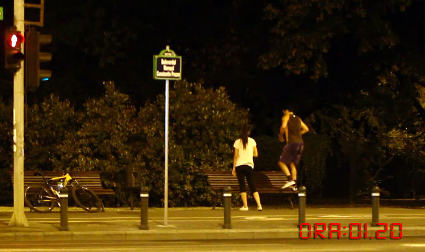 Tanara s-a uitat inainte foarte atent la cum trebuie executat exercitiul