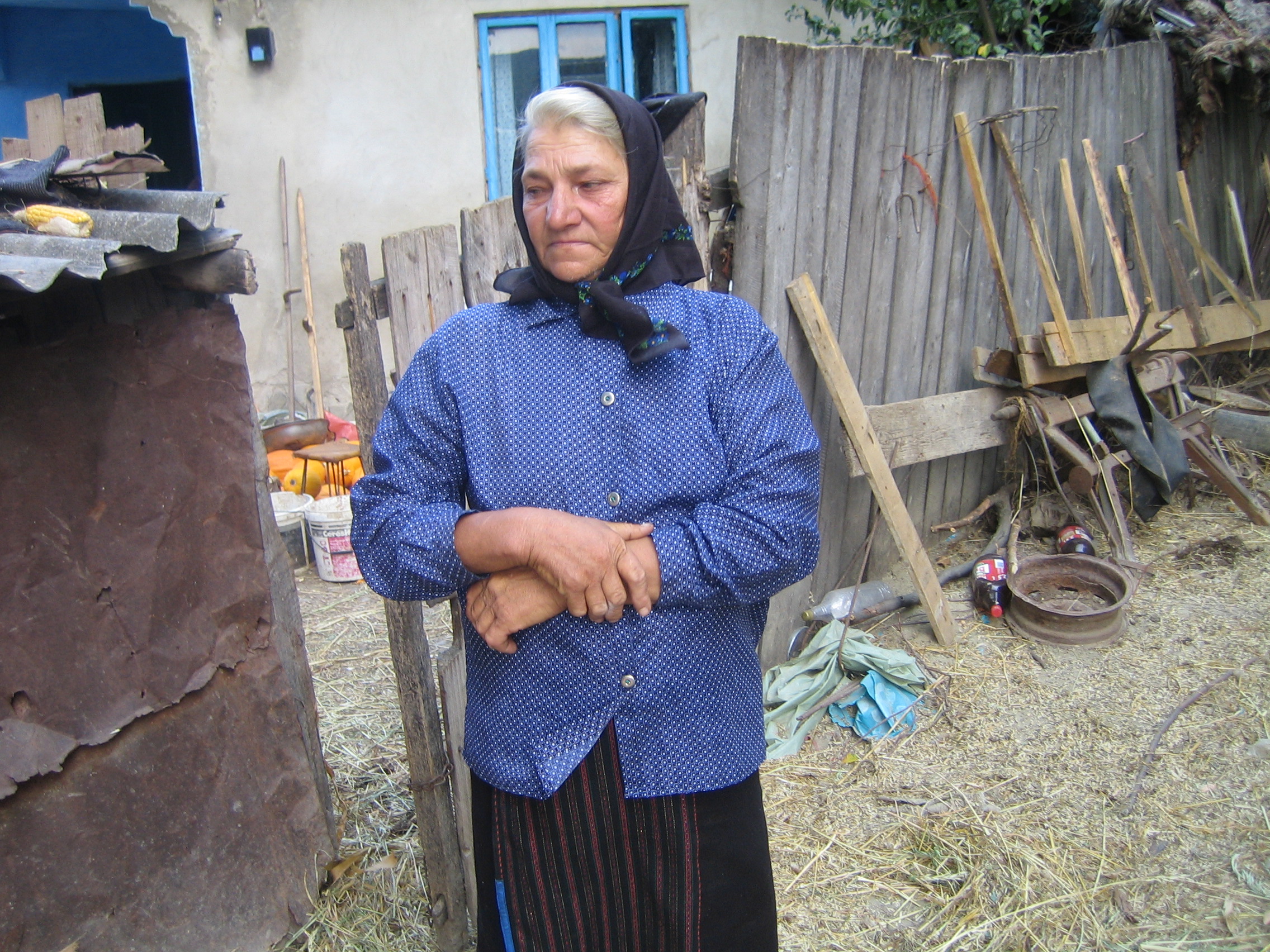 Matusa Monicai spune ca au fost cinci frati si au crescut intr-o familie saraca