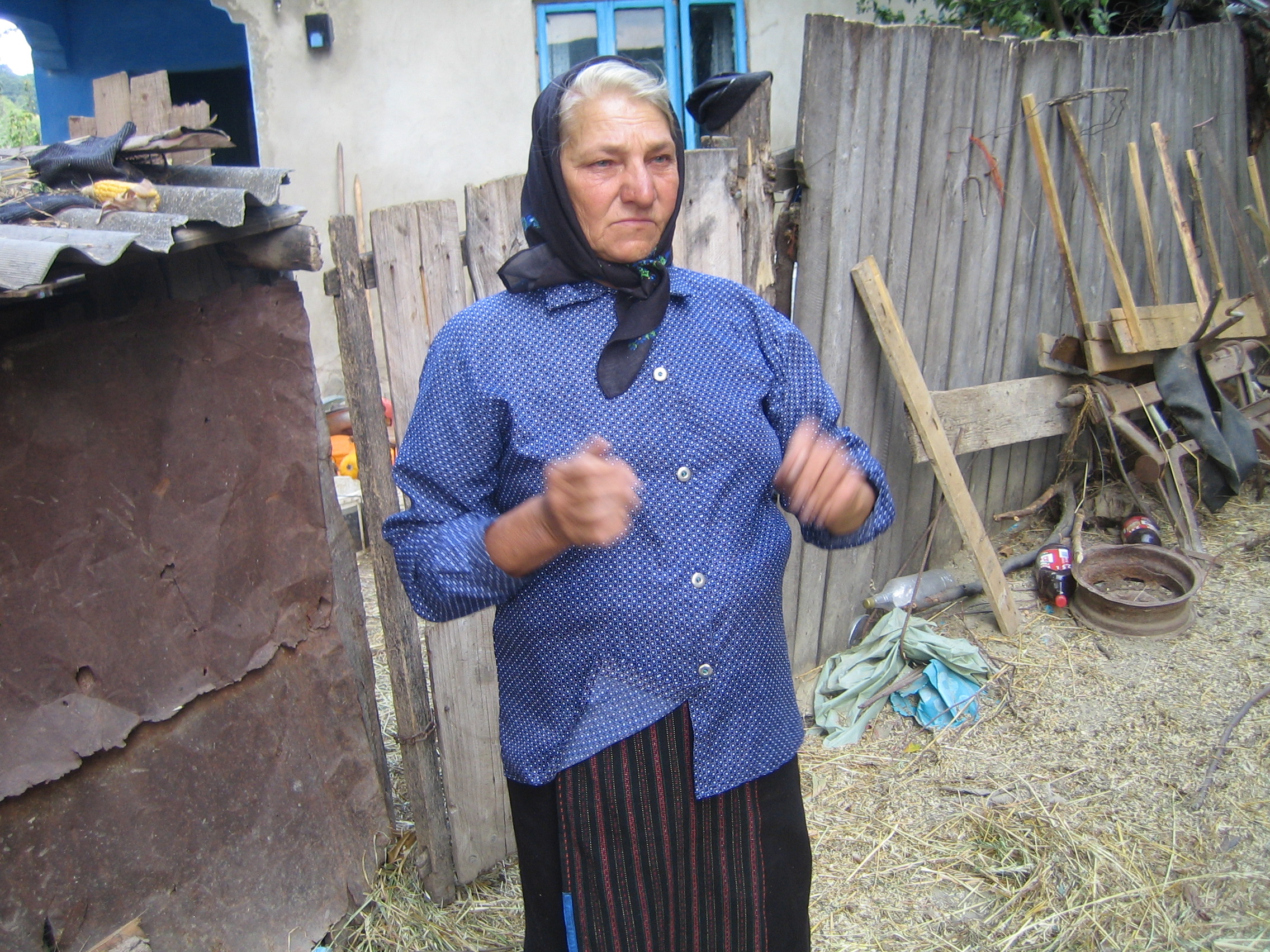 Maria regreta ca sora ei nu va fi inmormantata in cimitirul din satul natal, unde sunt ingropati si parintii lor