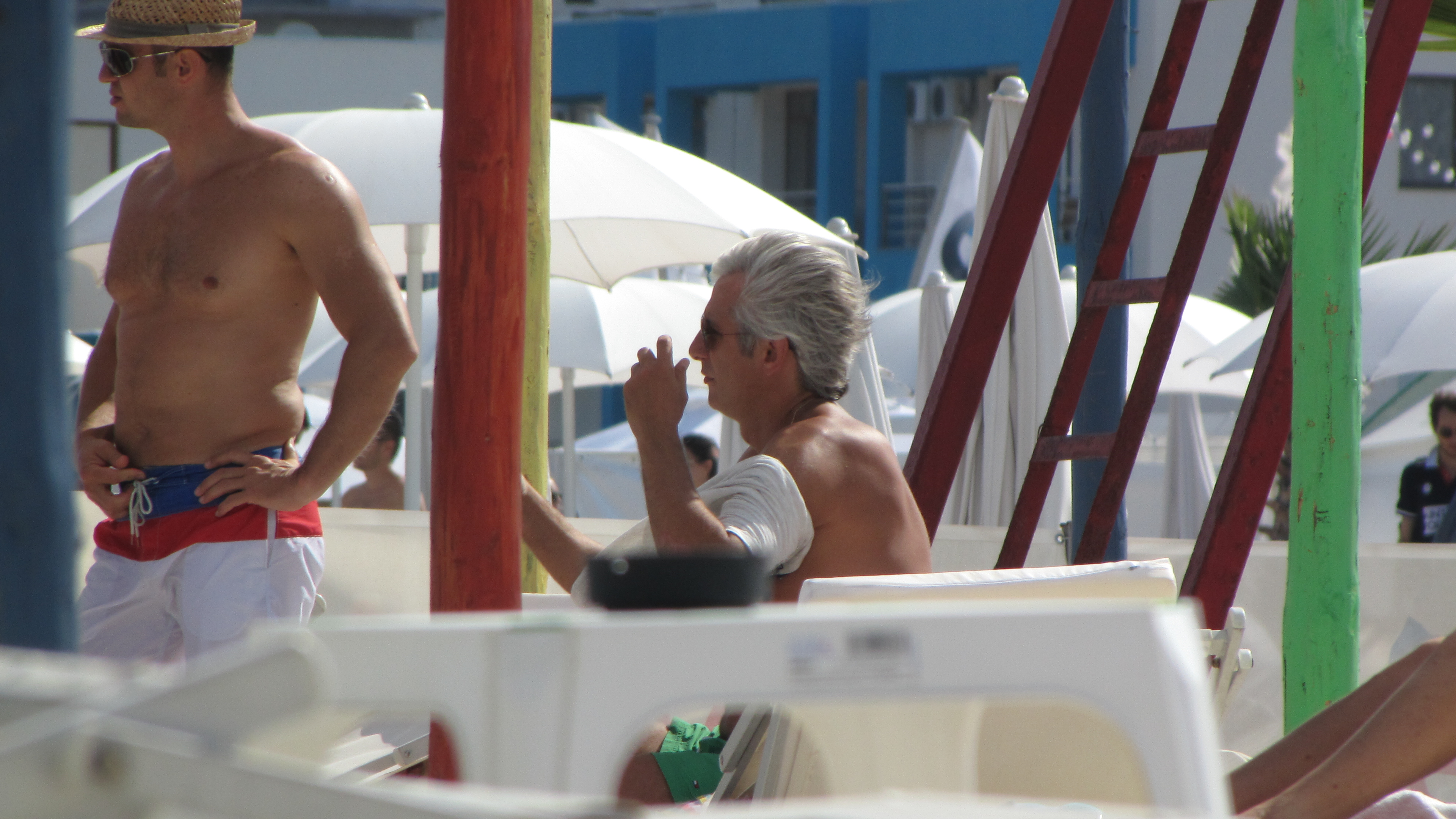 Ministrul a fost la plaja cu prietenii