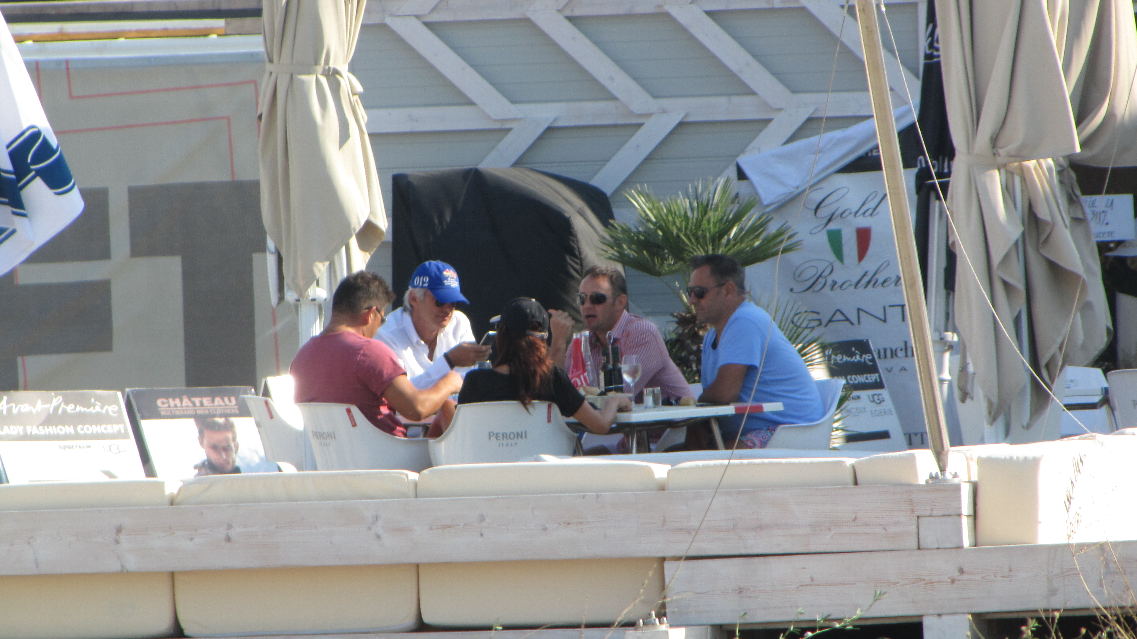 Dupa plaja, Teodorovici merge la masa cu grupul sau