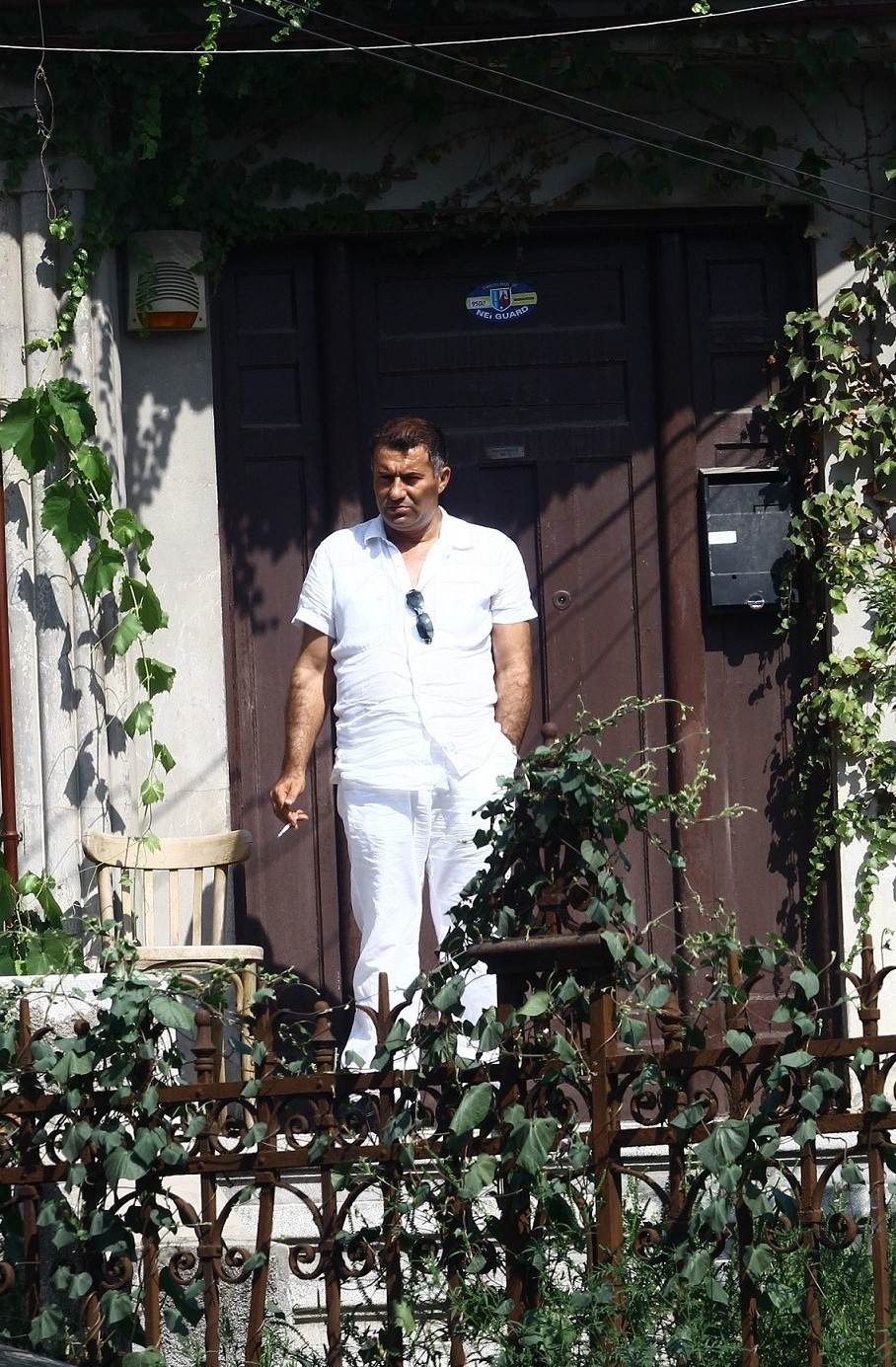 Ionita de la Clejani fumeaza si gesticuleaza de parca in fata lui s-ar mai afla cineva