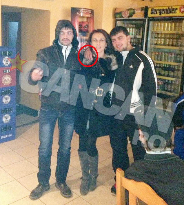 Unul dintre alegatori nu s-a sfiit sa o cuprinda dupa gat pe parlamentara, iar ea nu a facut altceva decat sa zambeasca amabil