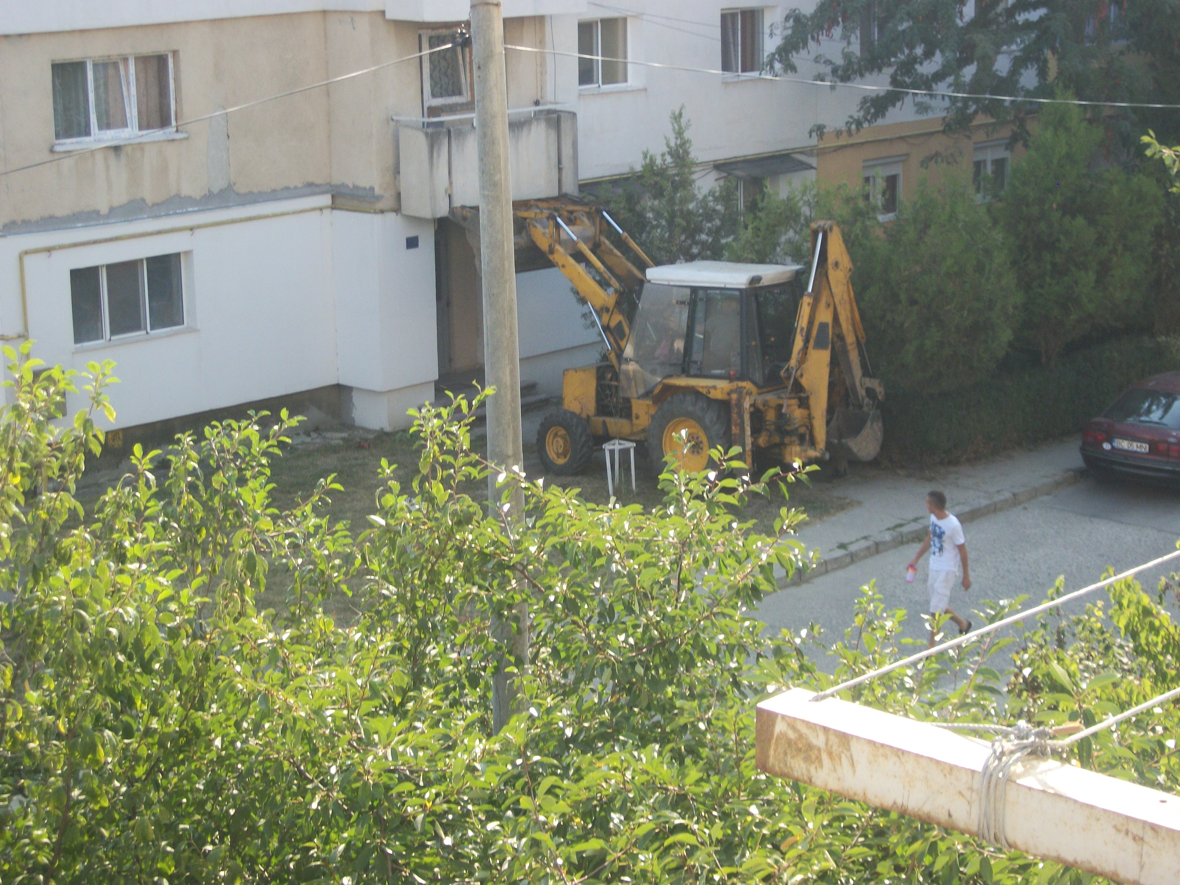 Femeia a reusit sa intre in casa cu ajutorul unui excavator
