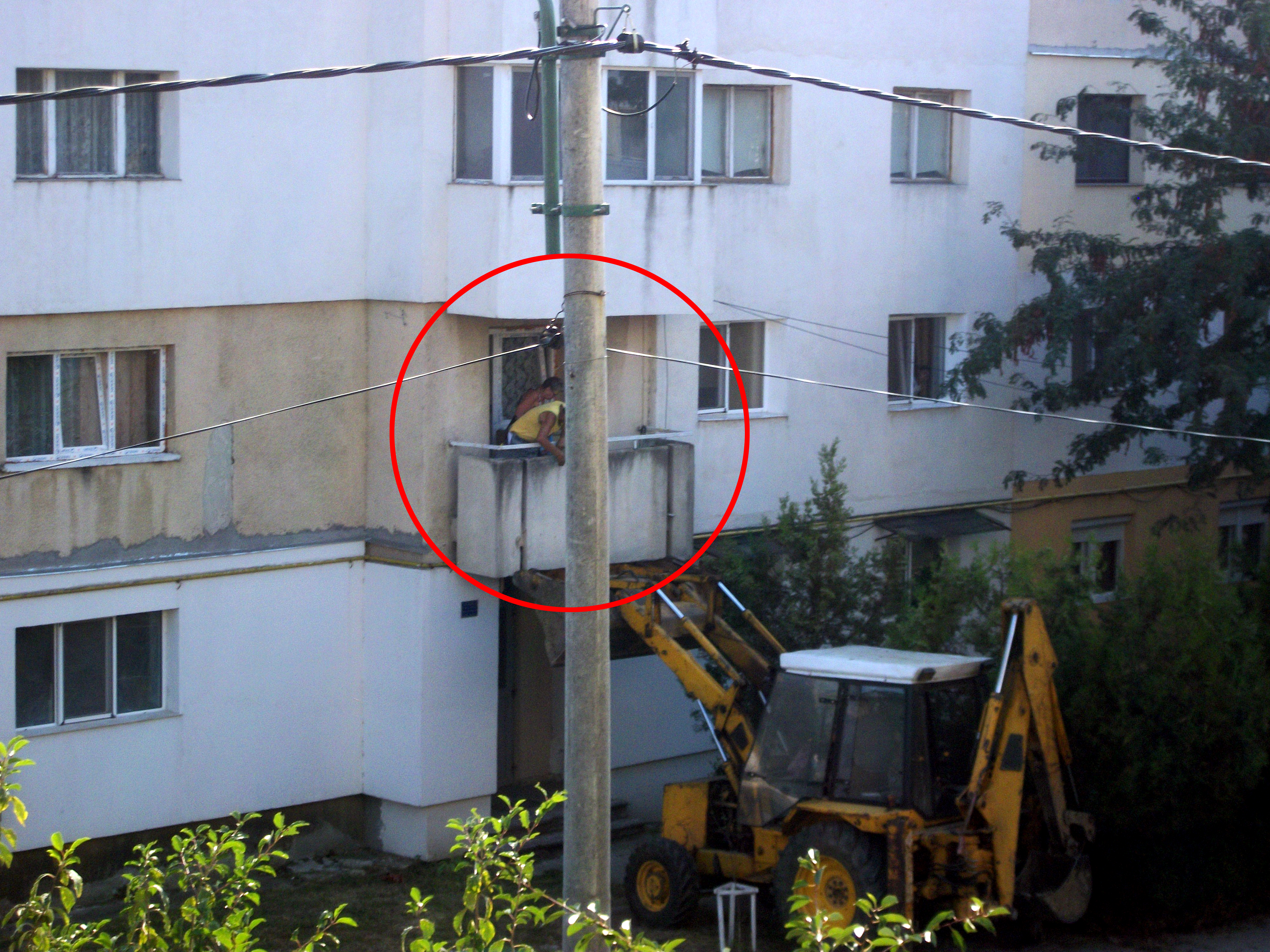 Femeia a reusit sa intre in casa cu ajutorul unui excavator