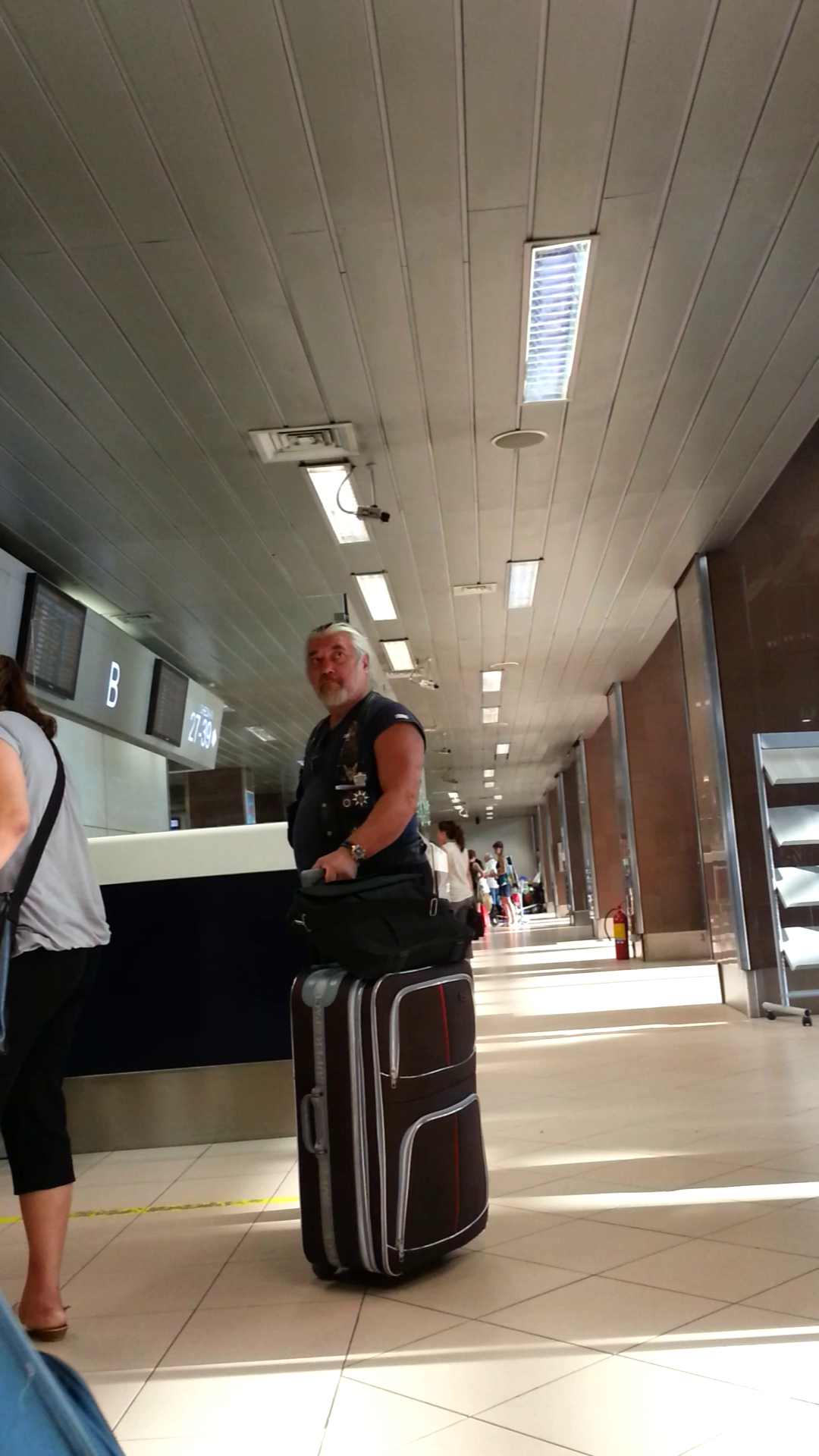 JOI, ora 18.00 - trei zile dupa ce si-a convins amicii sa nu se bata la terasa, Covaci s-a reintors in Spania, unde locuieste de mai bine de 25 de ani