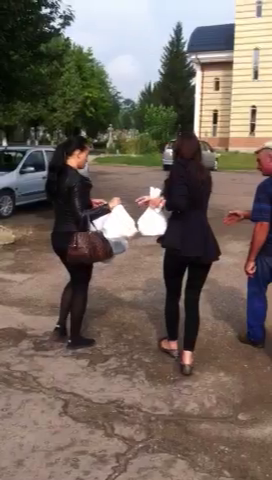 Surorile Gabor i-au dat unuia dintre gropari pachetele cu mancare si bautura