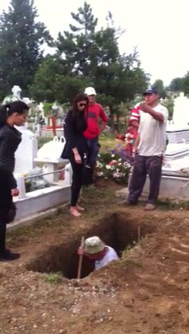 Ramona a intrebat curioasa ce adancime va avea groapa