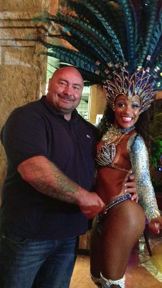 Fostul campion de judo Sandu Lungu s-a dus la Rio sa sustina echipa Romaniei si s-a pozat cu una din faimoasele dansatoare de samba