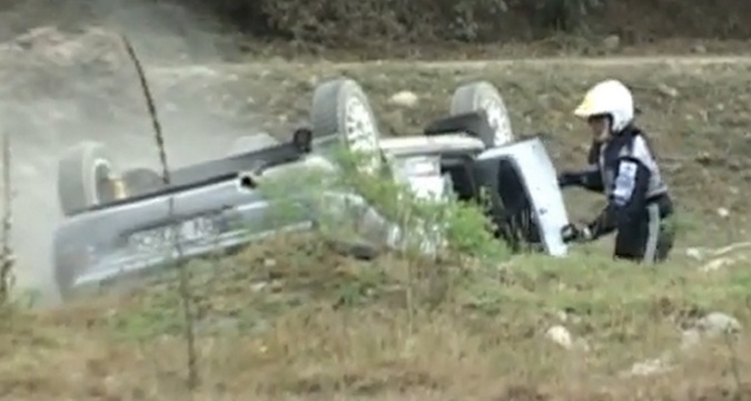 Denisa si Raul s-au rasturnat intr-una din curbele de pe traseu