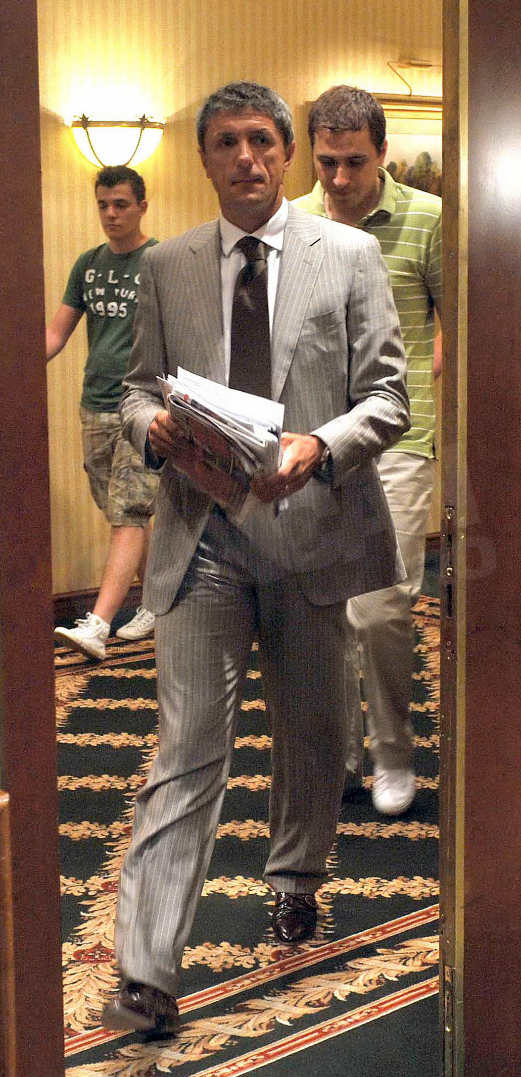 Dupa ce a pus lacatul pe portile bazarului Doldora din Rahova, fostul mare fotbalist este pe punctul sa inchida si Scoala de Fotbal care ii poarta numele