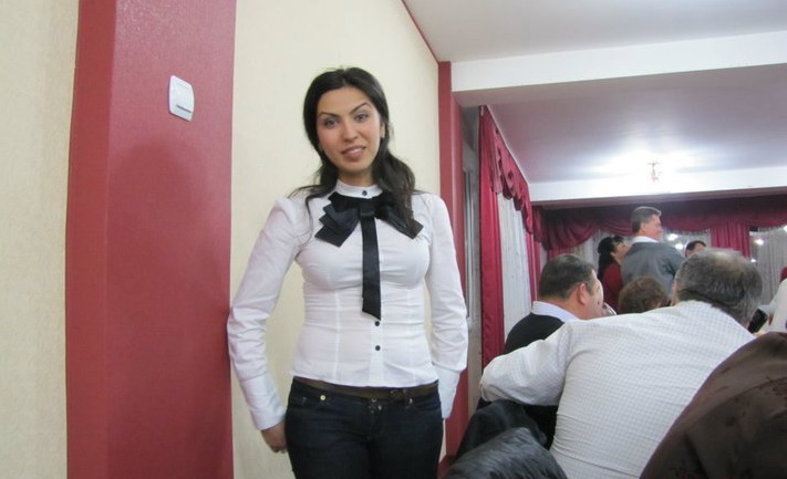 Dana lucra la o companie imobiliara