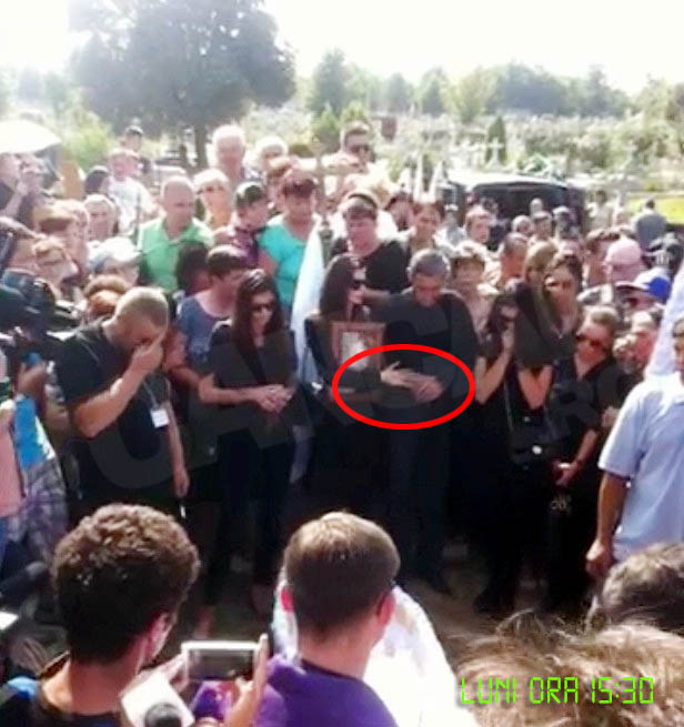 Momentul care i-a scoat pe toti: Monica, care altminteri nu era intr-o relatie apropiata cu tatal ei, l-a luat pe acesta de mana