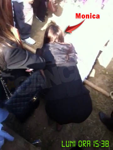 Monica a tinut sa mai faca un ultim retus inainte ca mama ei sa fie bagata in groapa