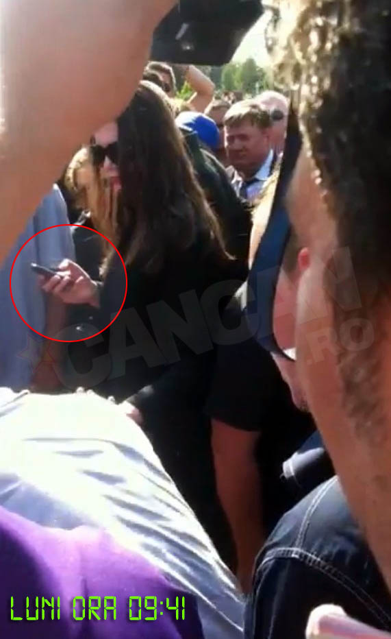 Deloc stinghera de privirile celor din jur, Monica a tastat pe telefon si a vorbit la mobil chiar inainte ca mama ei sa fie ingropata