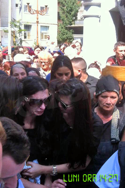 Monica a incercat s-o calmeze pe Ramona cand sicriul mamei lor a fost scos din biserica