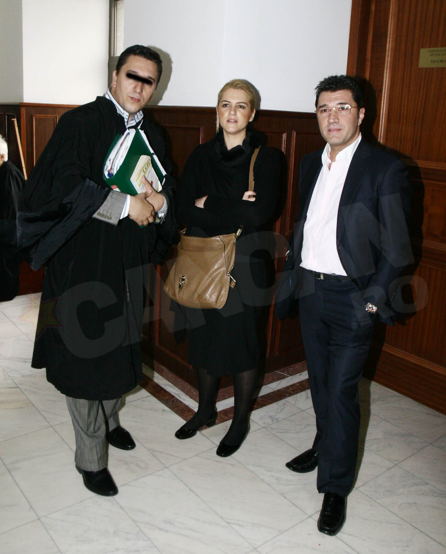 Dupa ce a pus punct razboiului din instante cu fostul sot (dreapta), Cristina s-a trezit data in judecata de avocatul sau!