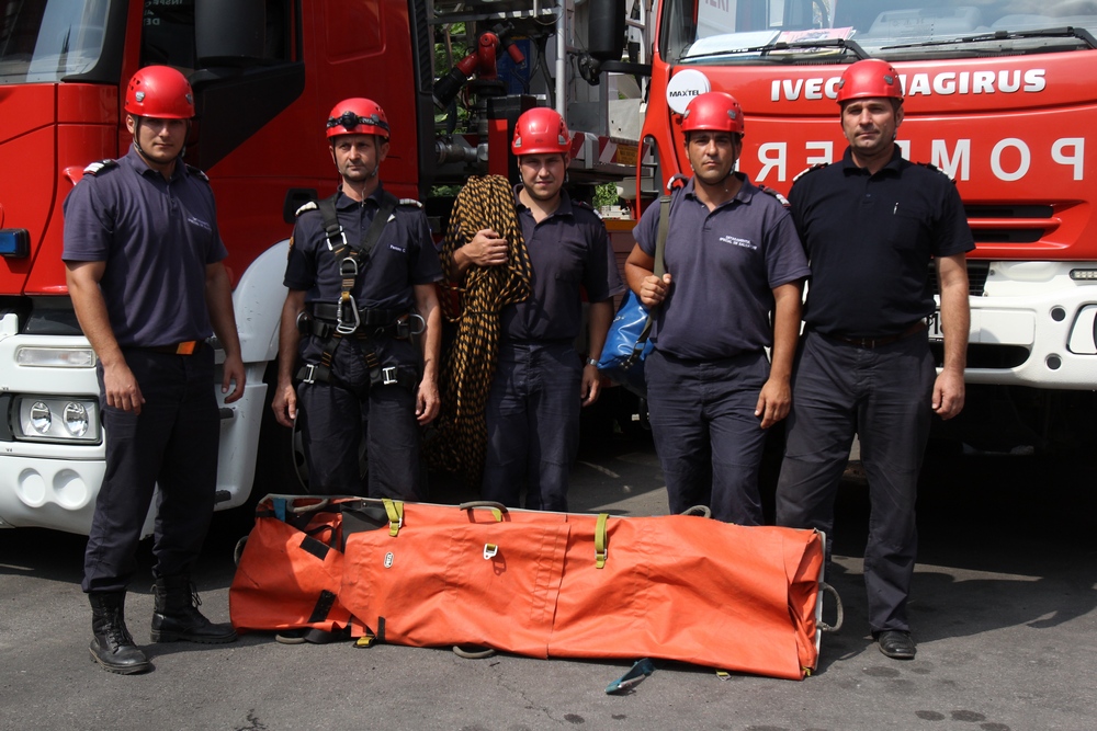 Luna trecut aau salvat un alpinist care a lesinat in timp ce lucra la montarea unei impamantari pe un bloc