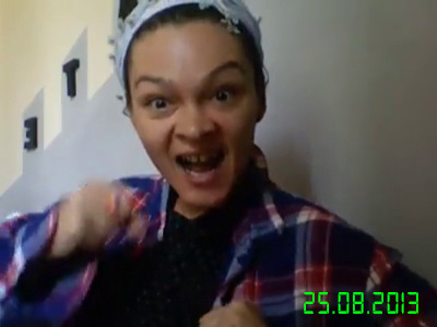 Stilista trece rapid de la o stare la alta, ca o actrita profesionista