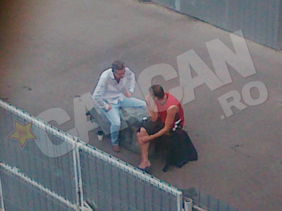 Gigi Becali si Max Balasescu au stat de vorba mult timp in curtea de la Jilava. Ca sa-l lase sa discute, ceilalti detinuti s-au plimbat mai departe, prin soare
