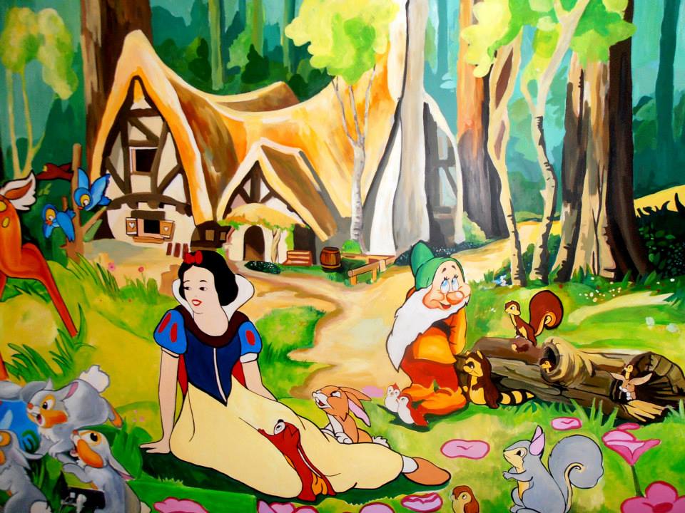 Elena Basescu a apelat la serviciile unui pictor pentru a decora peretii camerei copilului cu personaje din desene animate celebre