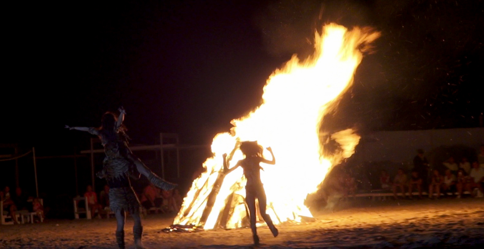 Focul de tabara a atras sute de turisti