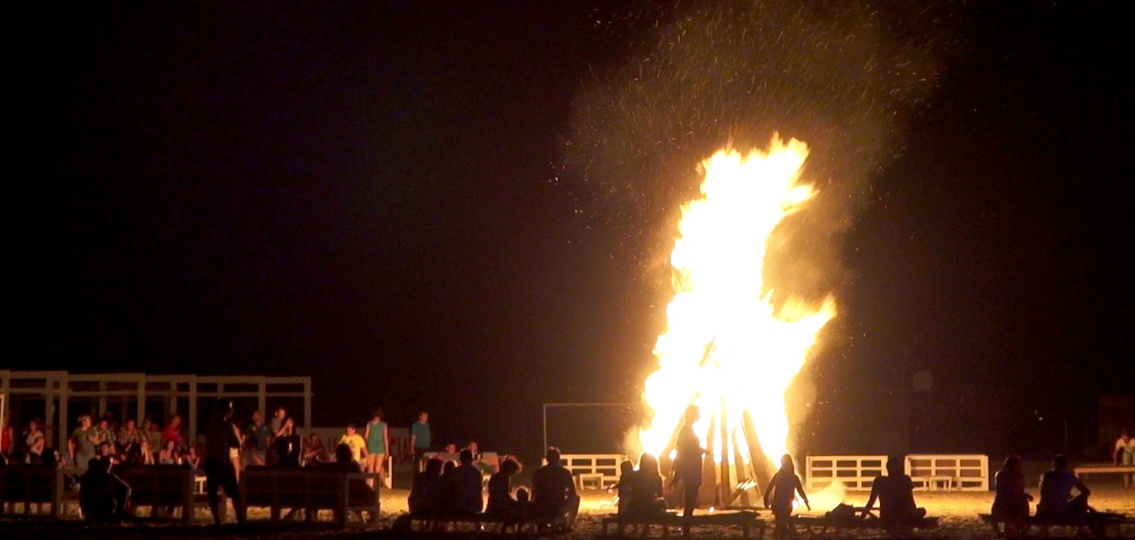 Focul de tabara a atras sute de turisti