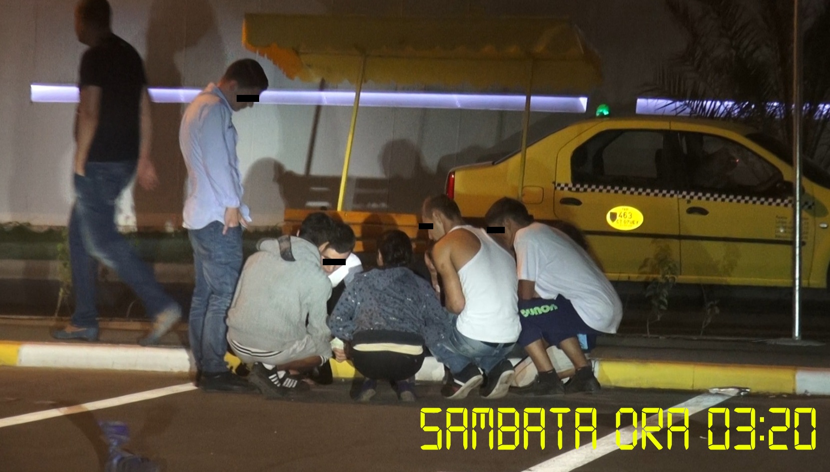 Doi turisti oportunisti au stors bani de la un grup de boschetari