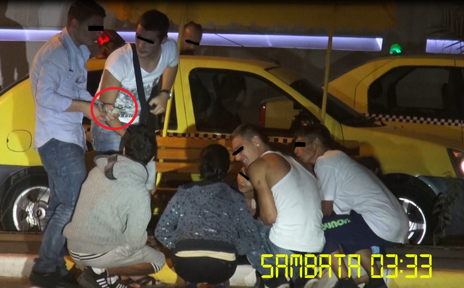 Doi turisti oportunisti au stors bani de la un grup de boschetari