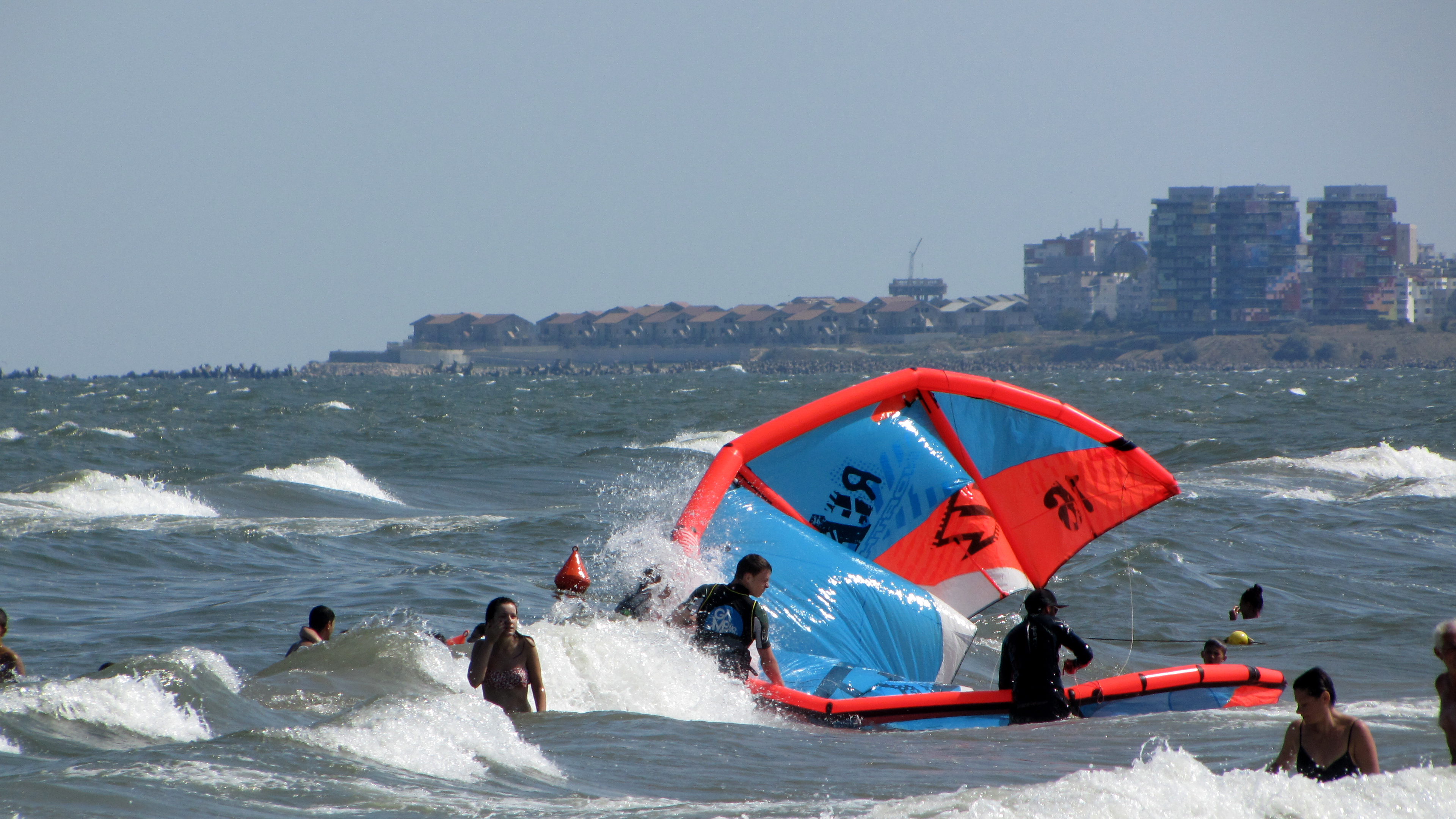 Un mic incident cu un kite a fost pe punctul de a strica distractia turistilor
