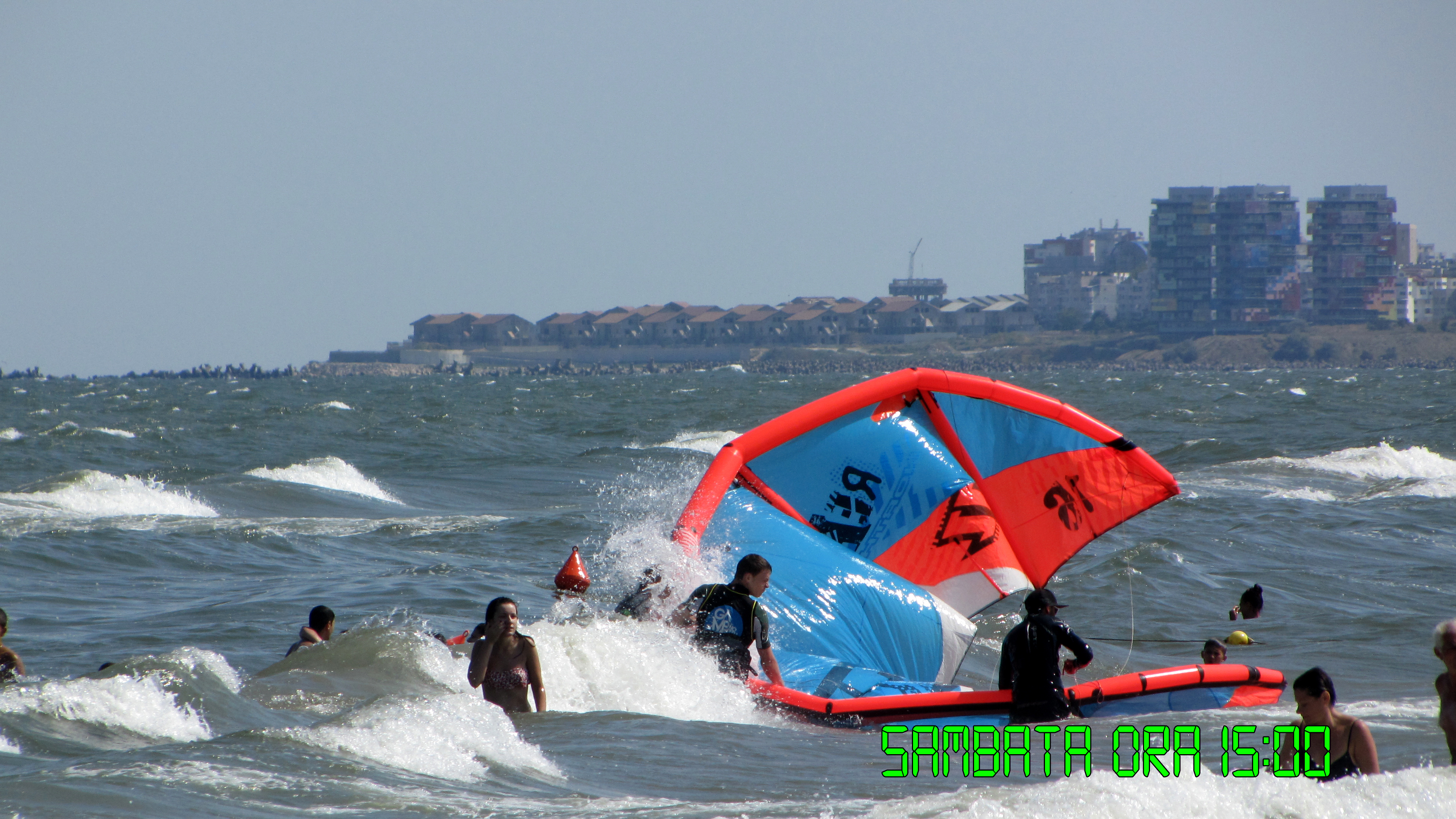 Un mic incident cu un kite a fost pe punctul de a strica distractia turistilor