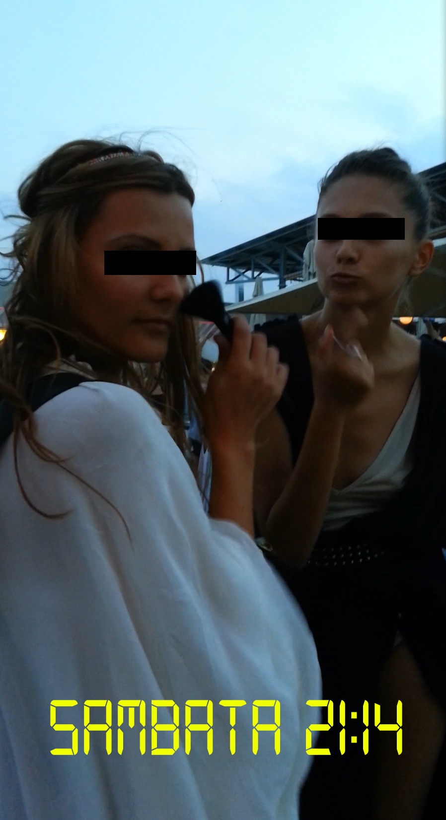 Cherchelite bine, doua tinere s-au dat in spectacol chiar inainte de mijlocul noptii