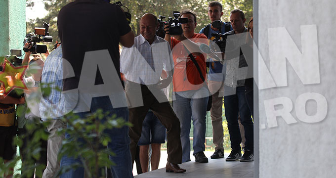 Traian Basescu a pasit zambid pe scarile spitalului unde este internata Elena, mezina familiei prezidentiale