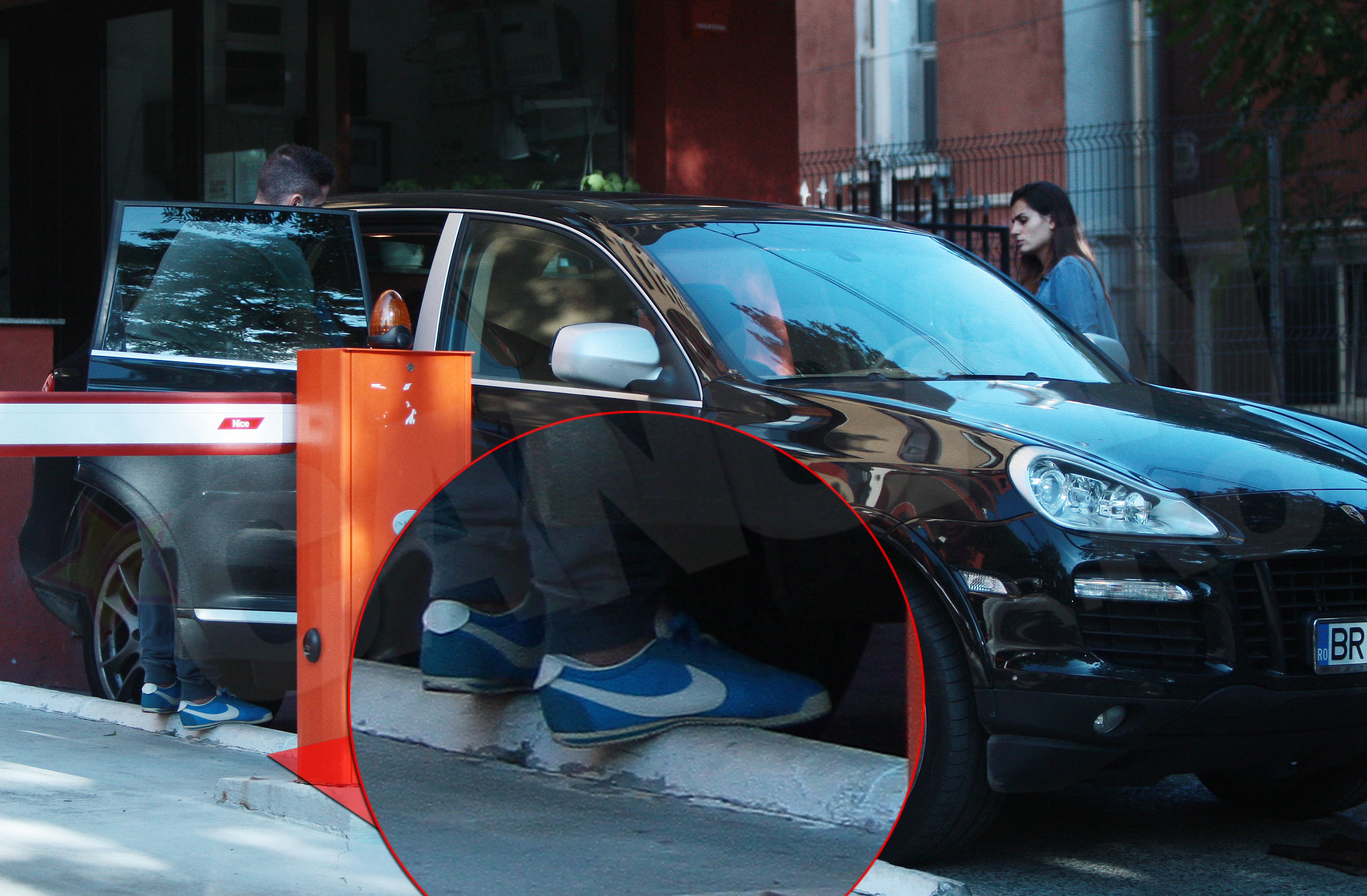 Stelistul, obligat de iubita sa faca echilibristica pe bordura