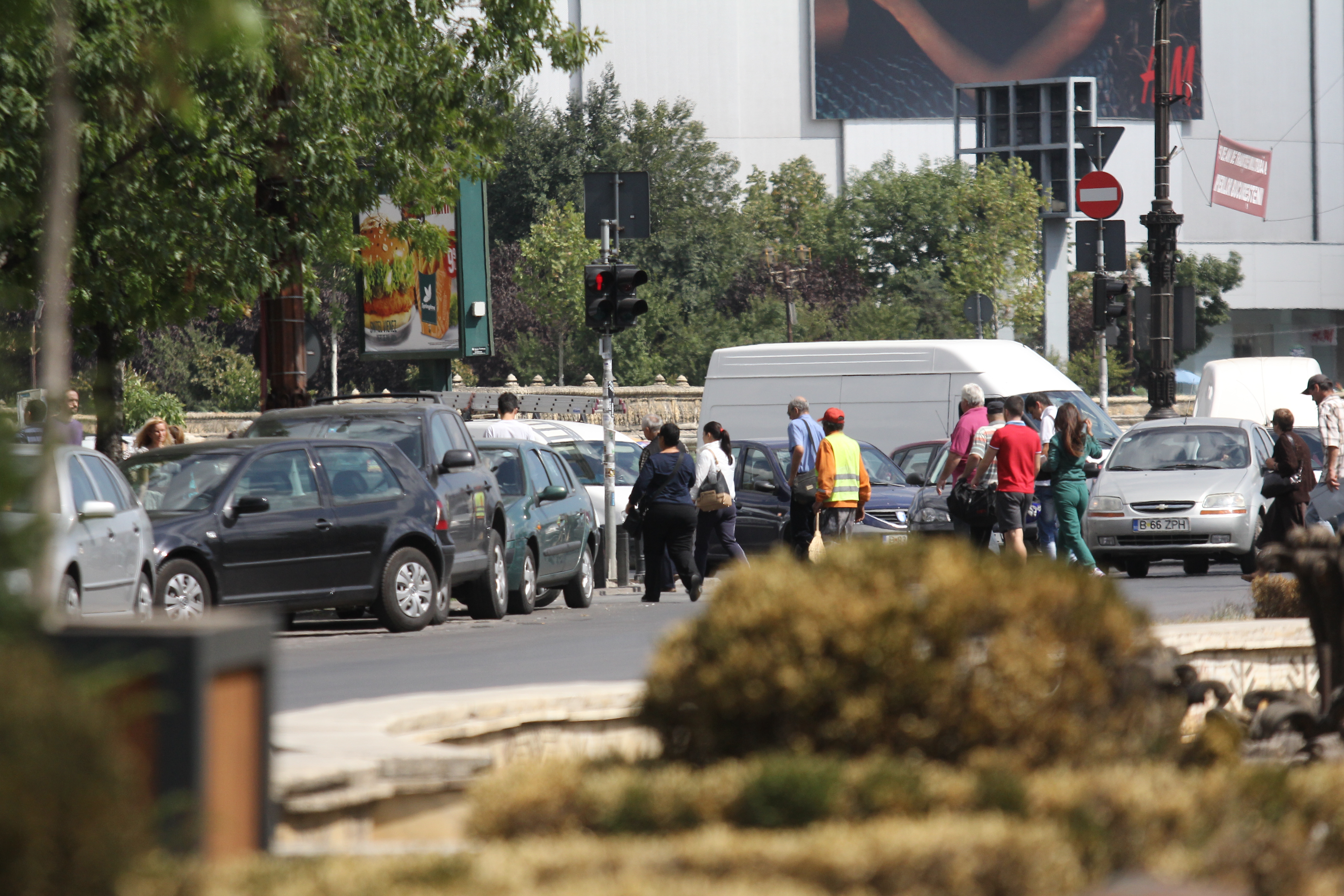 Tanara a fost preluata de o doamna si dusa cu un bolid de lux pana in zona Unirii
