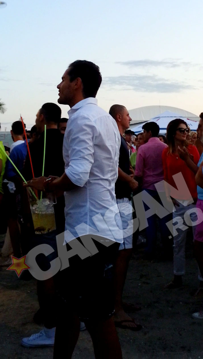 Luat de valurile muzicii trupei Holograf, Vlad Munteanu se infige intr-o 