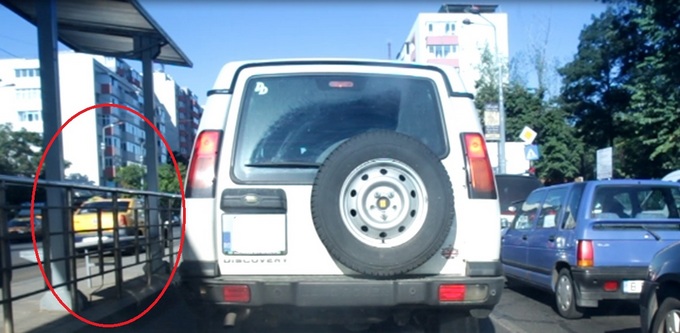 Taximetristul nu a tinut cont ca este pe linia de tramvai si ca depaseste chiar in fata refugiului