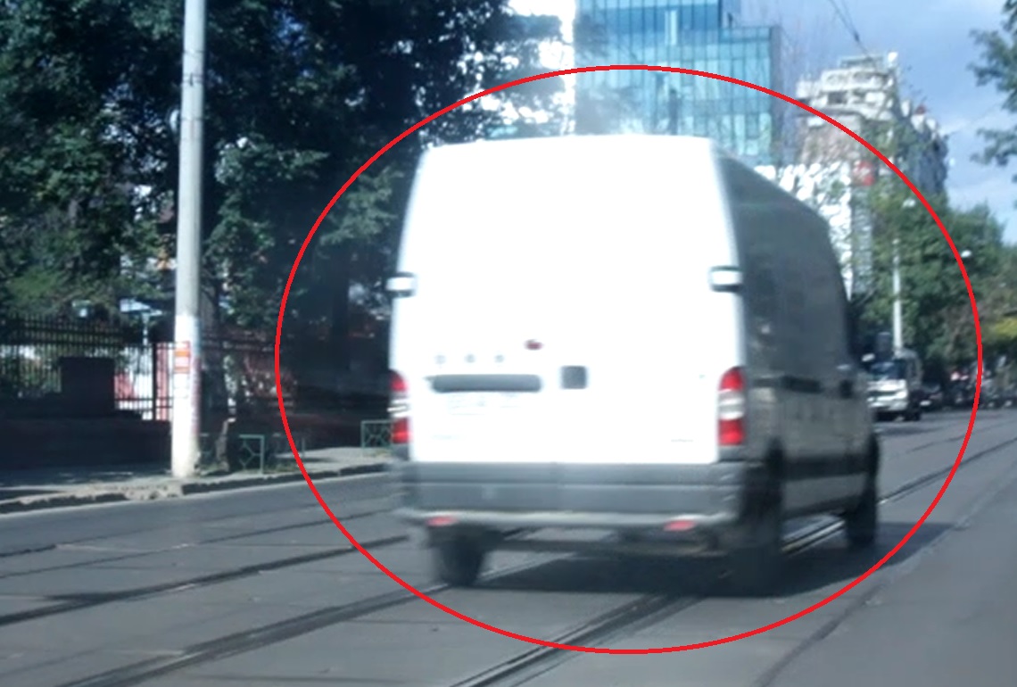 Soferul dubei ne-a depasit pe linia de tramvai, chair daca de abia trecuse de indicatorul care mentiona ca se afla in apropierea unei scoli, iar viteza maxima este de 30 de kilometri pe ora