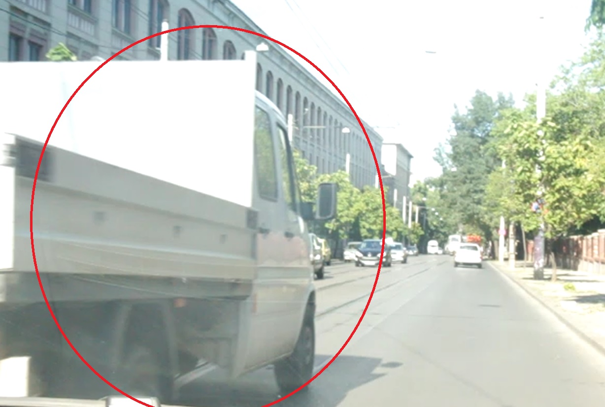 Soferul acestei dube trece pe langa noi ca fulgerul, fara sa tina cont de restrictia de viteza de pe Regina Maria