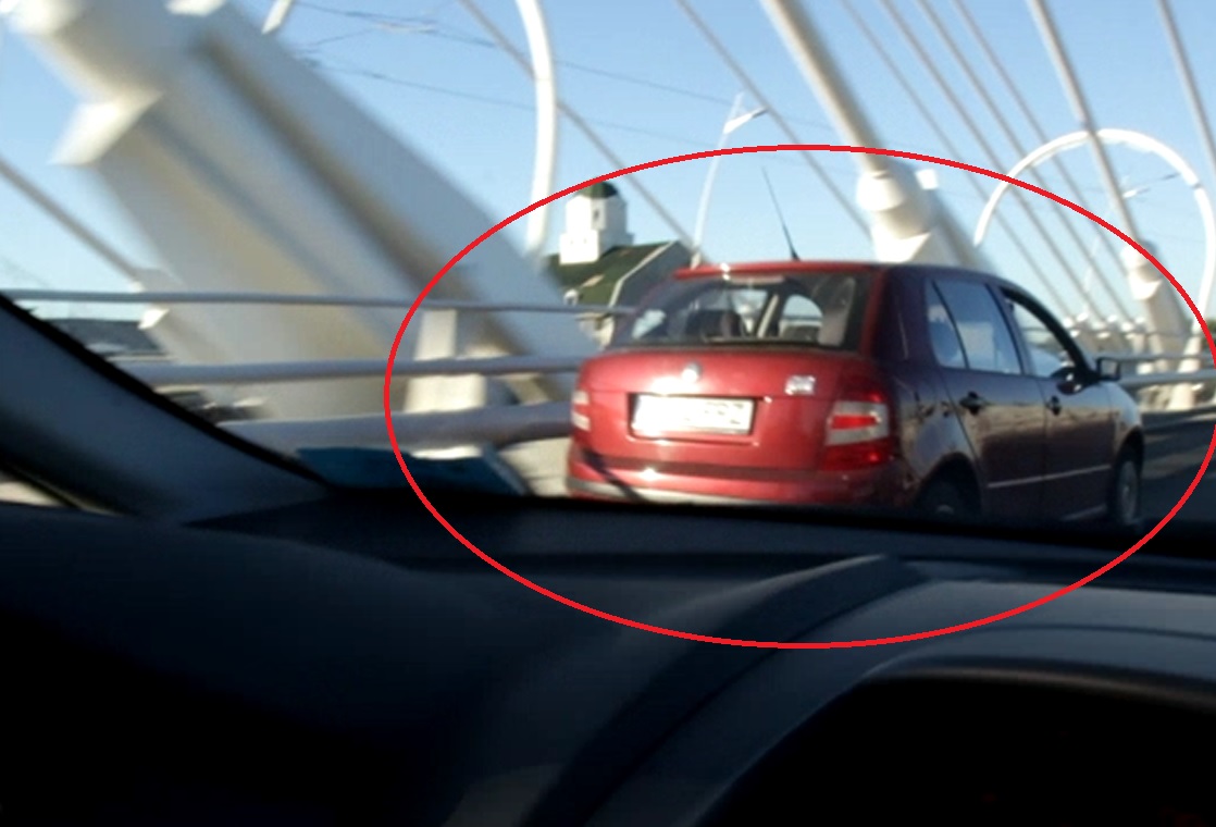 Autoturismul ne-a depasit imediat cand a vazut ca circulam cu viteza legala pe podul Basarab, de 50 de kilometri pe ora