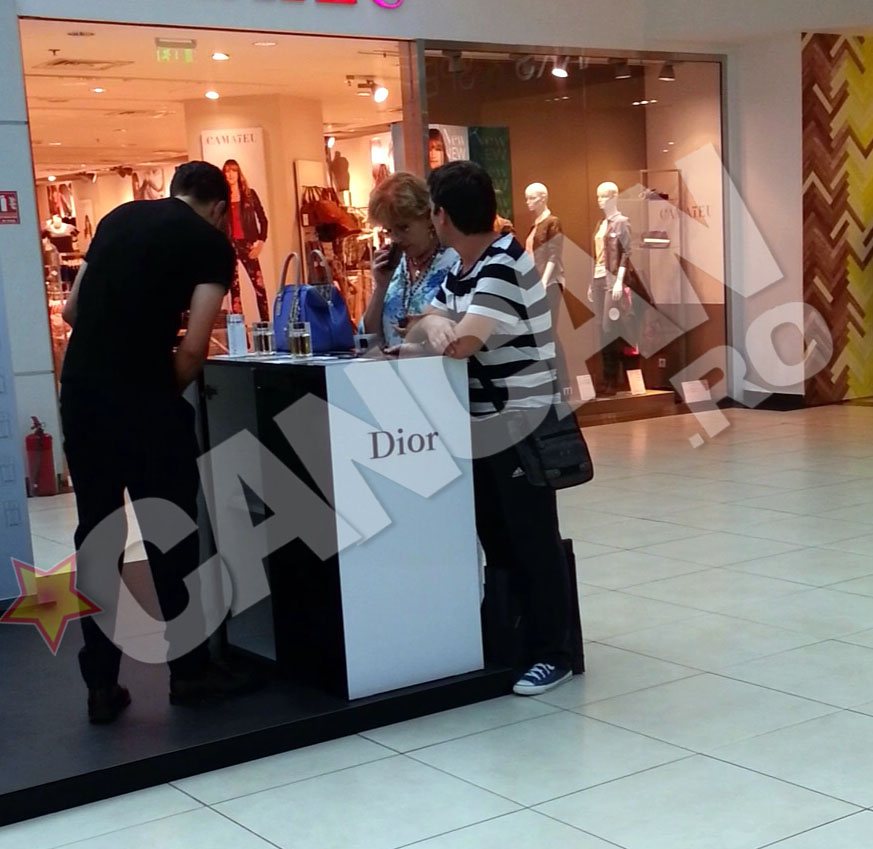 Dupa ce si-a ales cateva haine, s-au oprit sa cumpere un parfum