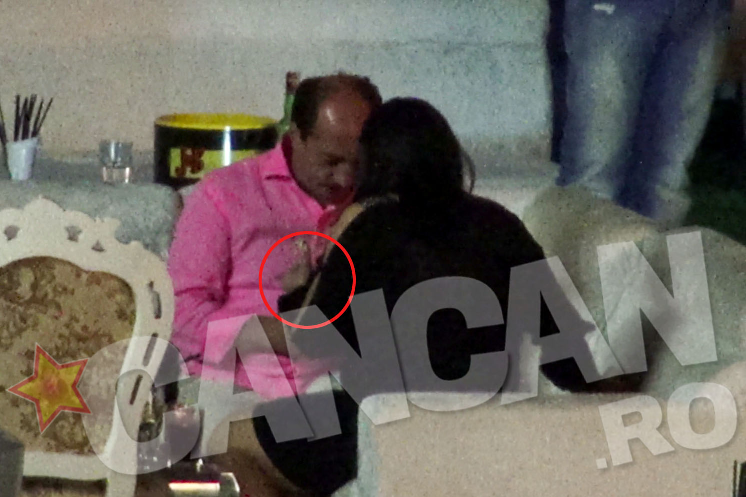 Iar cand Nicoleta, de emotii, a inceput sa manance in nestire fursecuri, comediantul a incercat sa-i abata atentia...