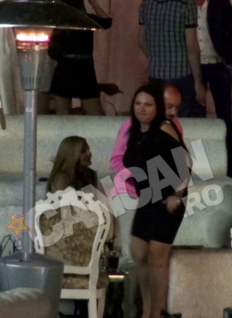 ...si a luat-o de mana ca s-o plimbe prin club si sa o prezinte cunostintelor lui